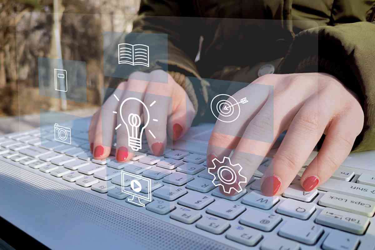 © LeoOrigami - stock.adobe.com Hände auf Tastatur mit Icons