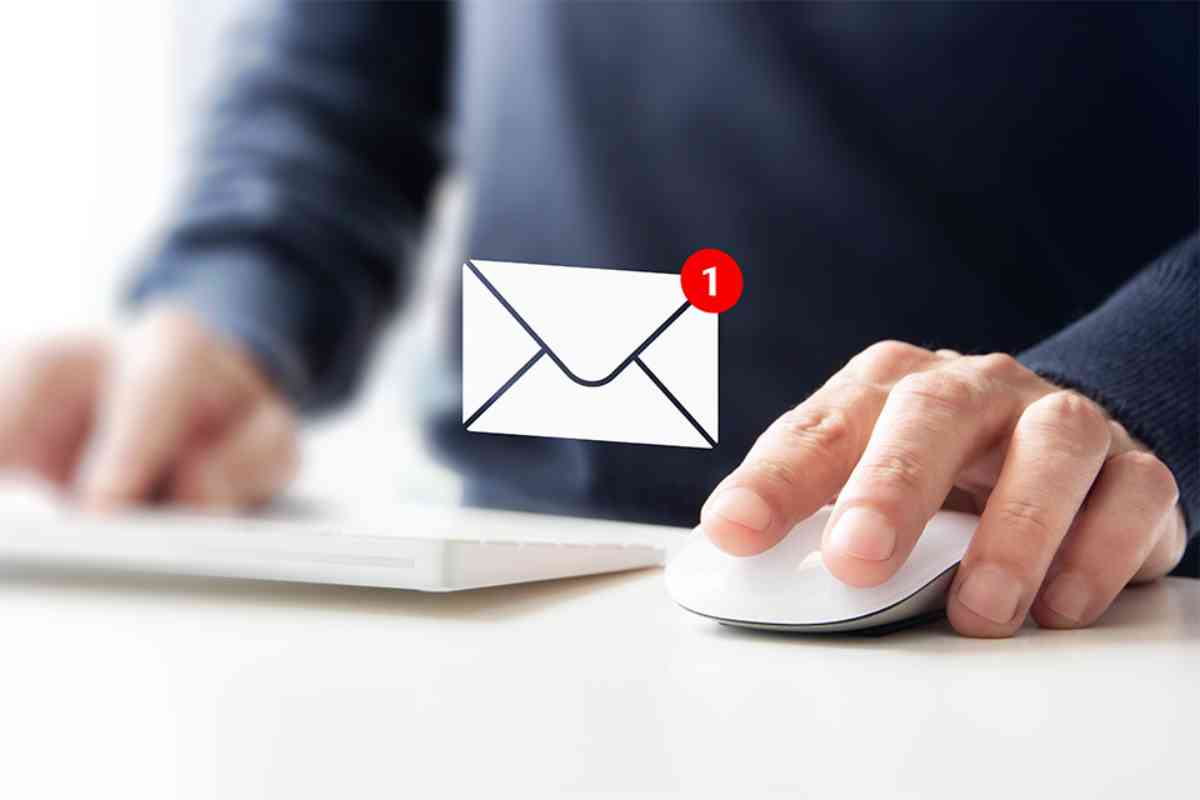 © xyz+ - stock.adobe.com Mann mit Laptop