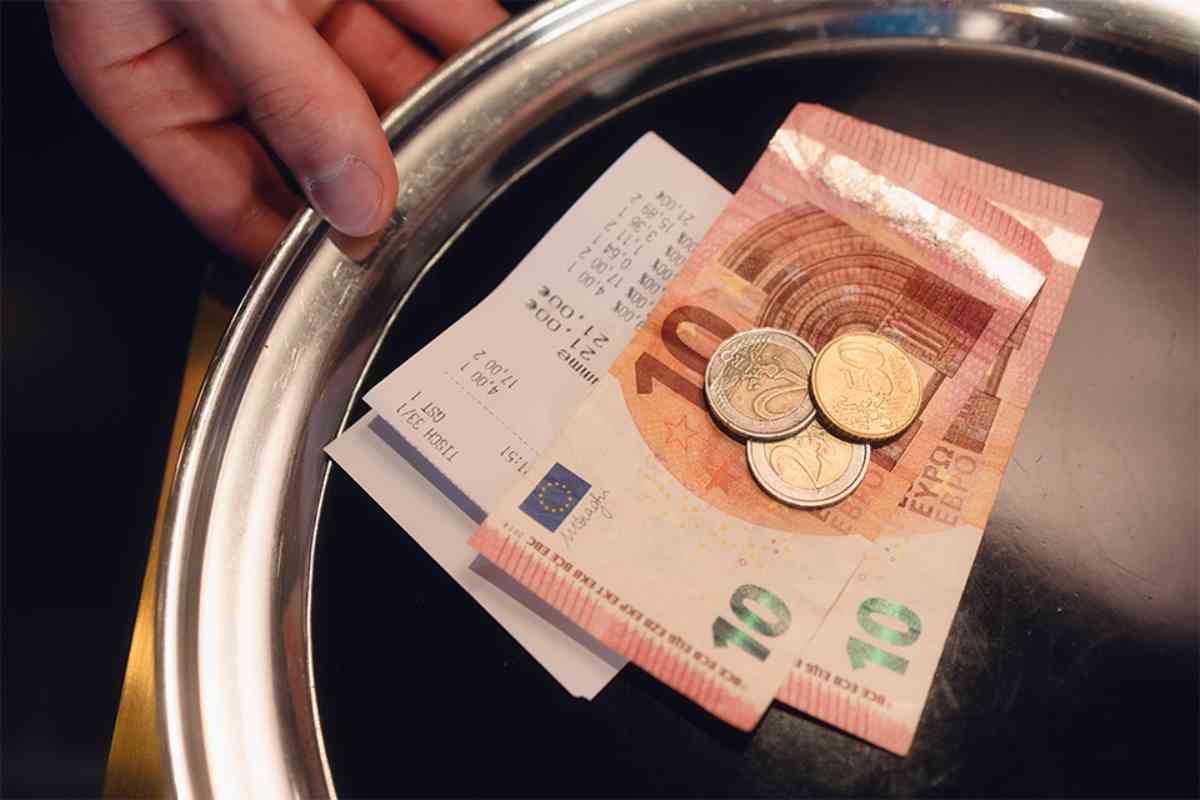 © Medienzunft Berlin - Adobe Stock.com Silbernes Tablett mit Trinkgeld und Rechnung darauf