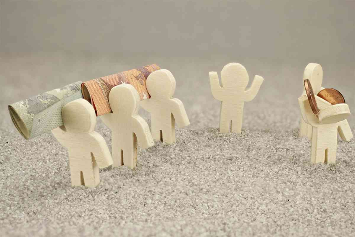 Kleine Figuren mit Geldscheinen und Münzen