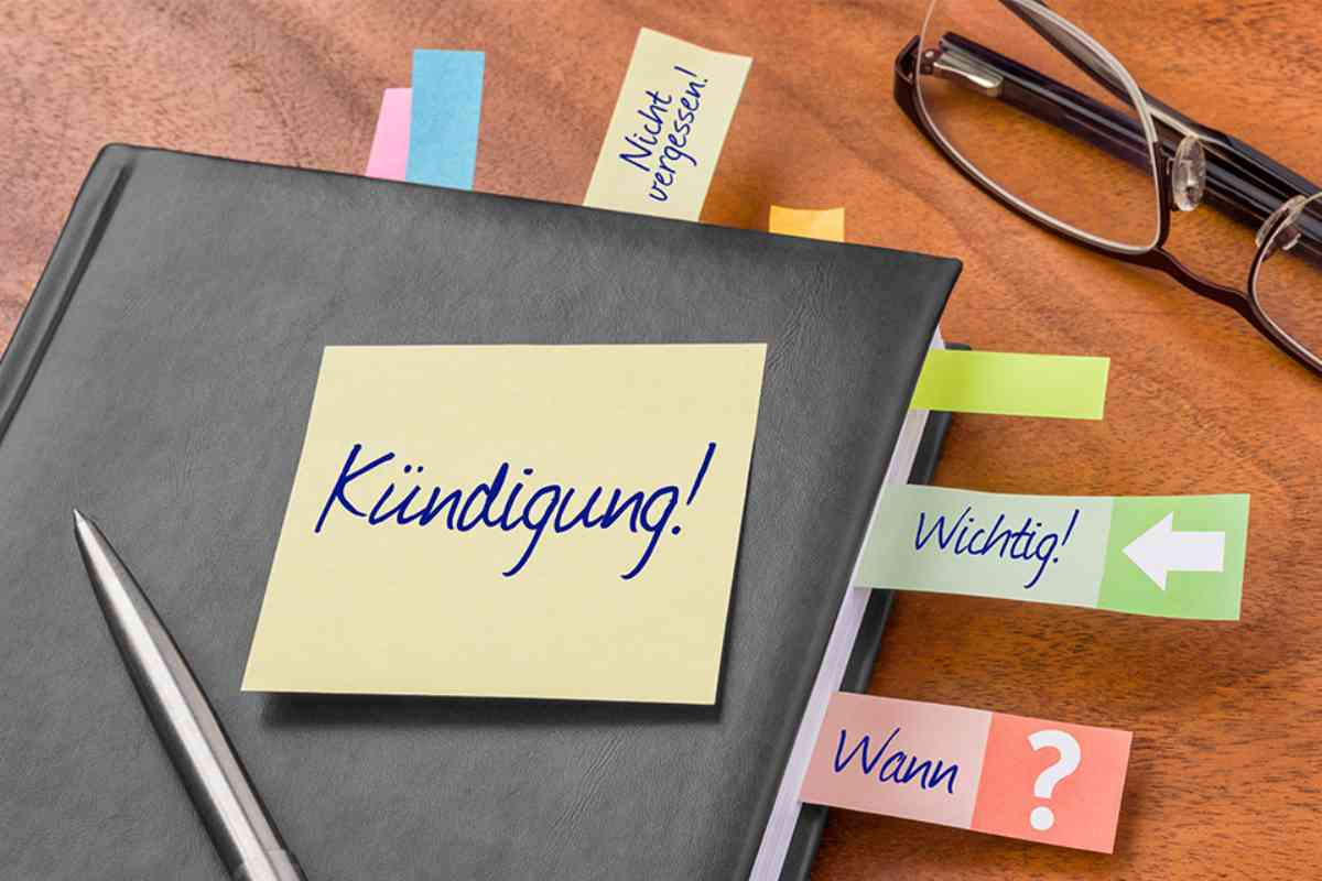 Klebezettel mit Aufschrift Kündigung