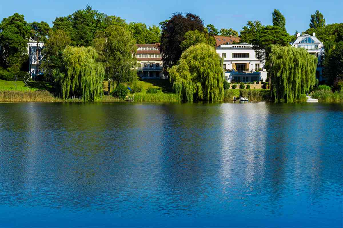 Immobilien entlang eines Flusses