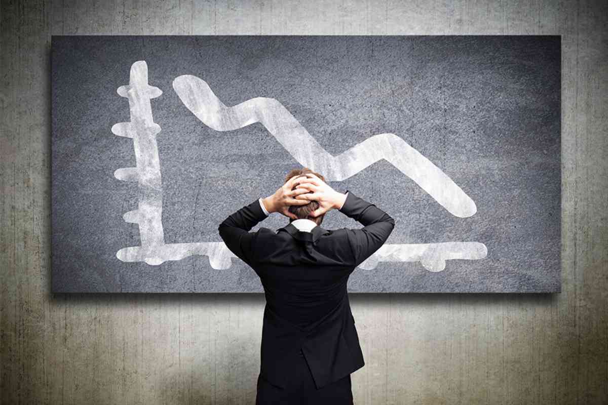 Person steht vor Tafel